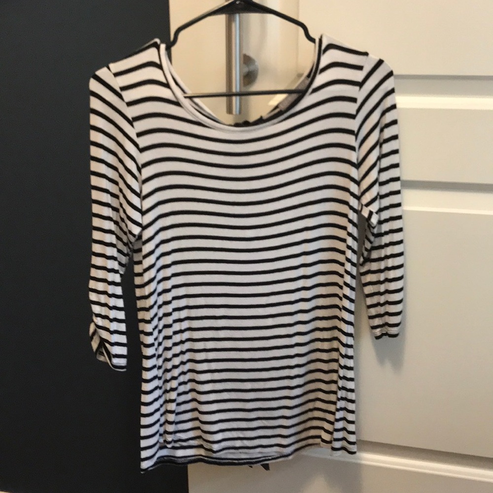 Tie back black and white 3/4 sleeve shirt